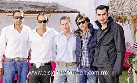 30122011 14 Pasarela de Joyería
 Ana Gaby Segura, Paty Díaz Flores y Norma Díaz acuden al evento.  08 Bautizo de Ana Fernanda
 Armando, Huicho, Trini, Delmo y Cristian, presentes en la recepción. 22 Amigos en posada
 Gabriela y Rogelio  acudieron a disfrutar de la alegre velada.