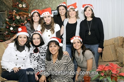 30122011 Convención navideña de la familia Santelices.  ¡Festejan la Navidad! Amigos y familiares  Hanna Felisa González, Iveeth Abraham, Mayela Ramírez, Silvia Reza, Liliana Gutiérrez, Daniela Diez, Cocoy González, Ileana Portilla, Ani Escalera y Yezbel Anel Hernández. Grupo de las Diez durante su festejo navideño.