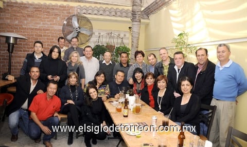 30122011 Ex compañeros, generación 1982, disfrutaron de alegre comida navideña.