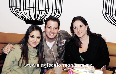 30122011 Marilú Gidi acompañada de algunos de los invitados a la recepción. Marilú Gidi Festeja su cumpleaños entre amigos Goretti, Mario y Aline. Aline y Óscar. Felipe y Bety.
