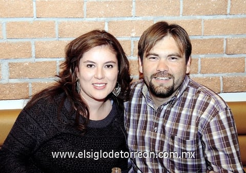 30122011 Marilú Gidi acompañada de algunos de los invitados a la recepción. Marilú Gidi Festeja su cumpleaños entre amigos Goretti, Mario y Aline. Aline y Óscar. Felipe y Bety.