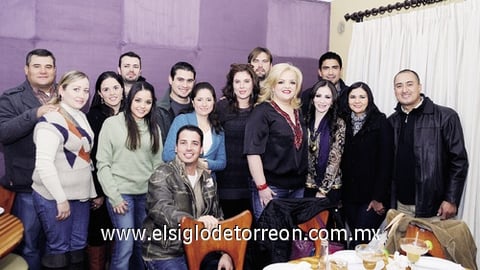 30122011 Marilú Gidi acompañada de algunos de los invitados a la recepción. Marilú Gidi Festeja su cumpleaños entre amigos Goretti, Mario y Aline. Aline y Óscar. Felipe y Bety.