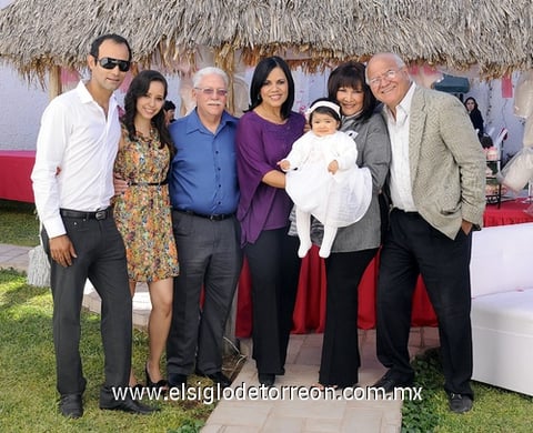30122011 Ana Fernanda Armendáriz rodeada de familiares en la recepción realizada con motivo de su bautizo.  Adolfo, Lunette, Victoria, Dennis y Paola. Ana Fernanda Armendáriz del Valle.