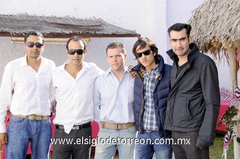 30122011 Julieta de Azuara y Marisela de Assaff. Jorge Román y Lynette Armendáriz. Aliza Bavaquet, Mónica Chávez, Dinora Chávez, Luly de Vera, Paty de Armendáriz, Julieta de Azuara y Marisela de Asaf. Armando, Huicho, Trini, Delmo y Cristian. Dennis y Paola. Ambar Armendáriz.
