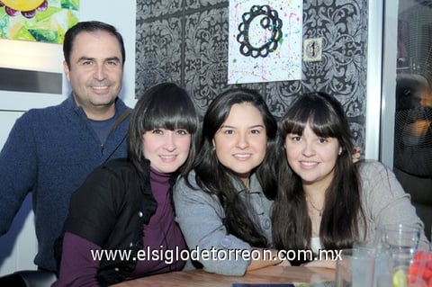 30122011 Vero, Minita y Gabriela. Juan Carlos, Andrea, Mari Jose y Ana Lucía. Donaciano y Miriam.
