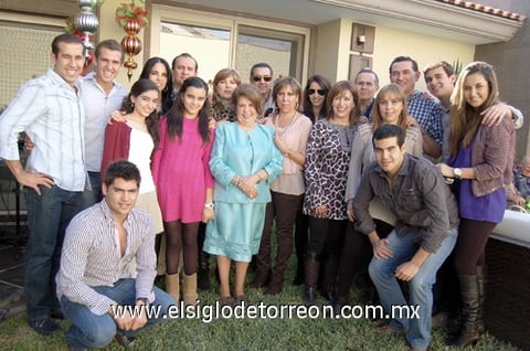 30122011 Sra. Blanca Sonia de la Garza de González, cariñosamente conocida como Banchis, rodeada de sus hijos y nietos durante su festejo de cumpleaños.  Celebra feliz