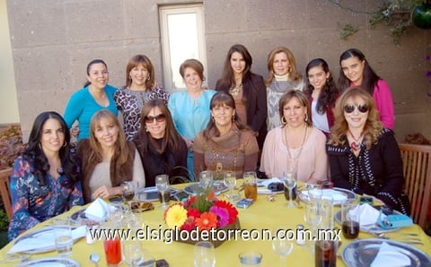 30122011 La festejada feliz junto a un grupo de damas asistentes que acudieron a felicitarla.  Sra. Banchis en compañía de sus nietos.