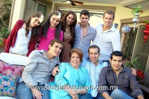 30122011 La festejada feliz junto a un grupo de damas asistentes que acudieron a felicitarla.  Sra. Banchis en compañía de sus nietos.