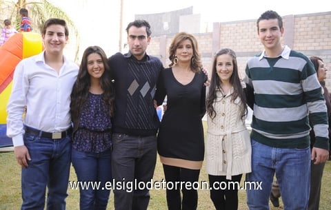 30122011 De gratos momentos disfrutaron los integrantes de la familia Torres en su convención anual. Familia Torres Gerardo, Magda, Luis, Silvia, Yola y Armando. Familia Herrera Torres.
