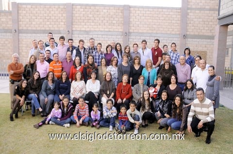 30122011 De gratos momentos disfrutaron los integrantes de la familia Torres en su convención anual. Familia Torres Gerardo, Magda, Luis, Silvia, Yola y Armando. Familia Herrera Torres.