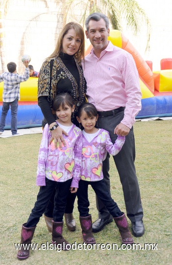 30122011 Irene, Carlos e Irene Torres. Alicia, Arturo, Ángela y Mariana Torres. Familia Muñoz Torres. Valeria, Gerardo y Ale. Jaime y Cristy. María y Dora.