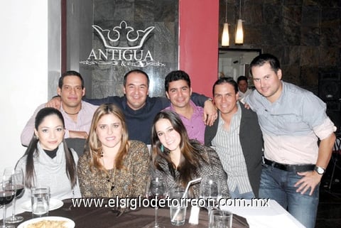 30122011 Alegres momentos disfrutaron los integrantes del grupo del equipo de golf Irritilas. Reunión prenavideña del grupo de amigos del golf Rodrigo, Artemio, Othón, Walo, Lalo, Paulina, Gaby y Brenda.