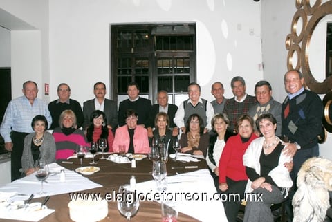30122011 Alegres momentos disfrutaron los integrantes del grupo del equipo de golf Irritilas. Reunión prenavideña del grupo de amigos del golf Rodrigo, Artemio, Othón, Walo, Lalo, Paulina, Gaby y Brenda.