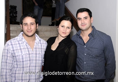 30122011 Norah, Mari Gaby, Gaby y Alger.  Pasarela de Jorge Castellanos A beneficio de Uno, Dos, Tres por Ti y por Todos los Laguneros Fernando, Ángela y Roberto.  Érika y Juanjo.  El talento de Jorge Castellanos encuentra su máxima expresión en vestidos de noche, fiesta y cóctel.