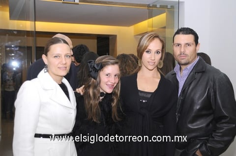 30122011 Norah, Mari Gaby, Gaby y Alger.  Pasarela de Jorge Castellanos A beneficio de Uno, Dos, Tres por Ti y por Todos los Laguneros Fernando, Ángela y Roberto.  Érika y Juanjo.  El talento de Jorge Castellanos encuentra su máxima expresión en vestidos de noche, fiesta y cóctel.