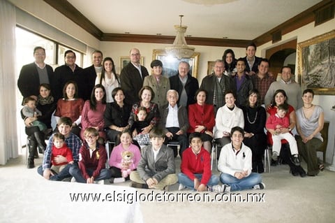 30122011 
La familia de don Braulio Fernández Aguirre disfrutó de su tradicional comida navideña.