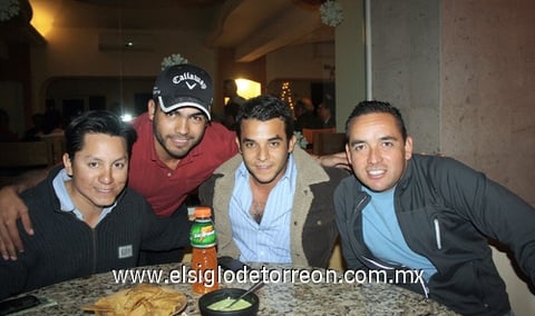 30122011 Pepe Campos, Antonio Chapa, Rafa Ayala, Álvaro Aranda, Karim Darwich y Osvaldo Santibáñez disfrutando de una posada jugando golf. Conviven en el club  durante las fiestas decembrinas Hassan, José Dibildox, Cesario Montalvo, Ricardo Fontecillas, Sergio Martínez y De la Torre.  Fer Tabarez, Hassan Chaúl, Beto Castellanos y Gerardo Kohrs.