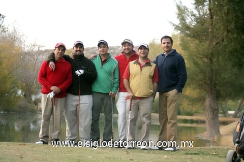 30122011 Pepe Campos, Antonio Chapa, Rafa Ayala, Álvaro Aranda, Karim Darwich y Osvaldo Santibáñez disfrutando de una posada jugando golf. Conviven en el club  durante las fiestas decembrinas Hassan, José Dibildox, Cesario Montalvo, Ricardo Fontecillas, Sergio Martínez y De la Torre.  Fer Tabarez, Hassan Chaúl, Beto Castellanos y Gerardo Kohrs.