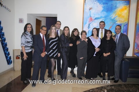 30122011 Gilberto Cordero, Mirna Gómez, José Luis Medrano, Mirna Rodríguez, Isabel Torres y Alejandro García.  Compañeros 
 en posada  Disfrutan de alegre velada  Aurora, José Luis, Natalia, Alejandro, Isabel, Blanca, Mayela, Mirna, Edmundo, Mirna y Gilberto.  Magda López, Cecy Delgado, Gaby Ibarra y Liz Núñez.  Blanca de León y María Elena.