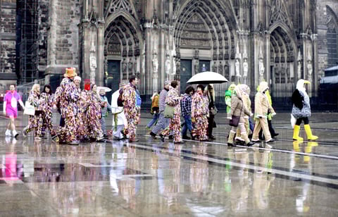 El carnaval alcanzará su punto culminante el “Lunes de las Rosas”, cuando desfilan los carros alegóricos desde los que se arrojan, como es tradicional, toneladas de dulces y golosinas, que la gente se esfuerza por cachar.
