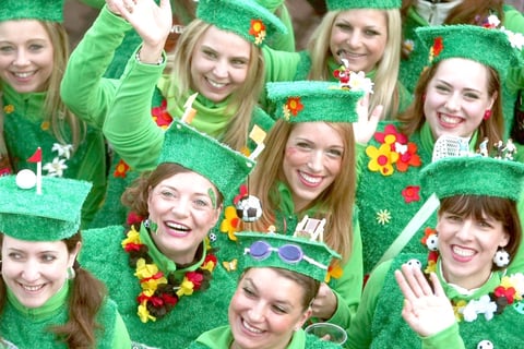 La fiesta popular empezó en esa parte del país tal y como lo estipula la tradición: a las 11:11 horas locales partieron hordas de carnavalistas a cantar y a bailar en las calles.