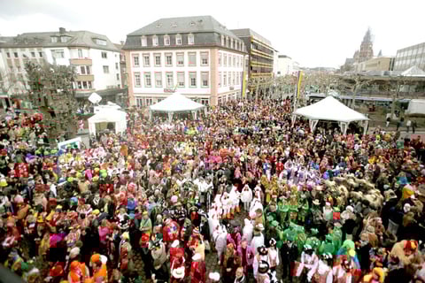 Ciudades alemanas celebraron sus tradicionales carnavales en los que la gente disfrazada salió a las calles y las mujeres empezaron a “tomar el poder” en alcaldías y oficinas para dar la bienvenida a la diversión.