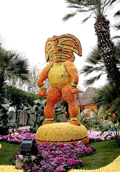 Cada año la fiesta tiene una temática diferente en la que artistas locales exponen sus esculturas y figuras gigantes a base de limones y naranjas.