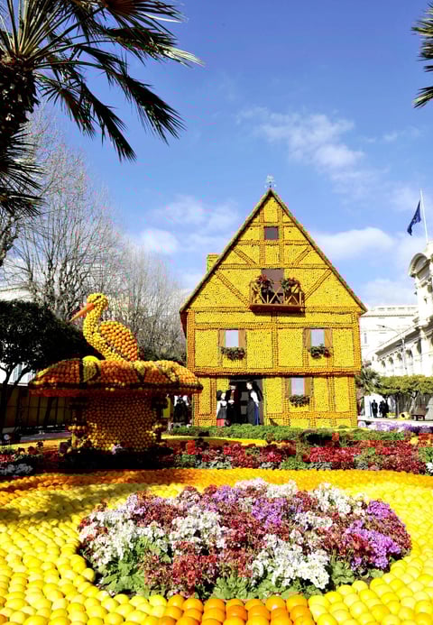 Una réplica de una casa tradicional de Alsacia hecha con limones y naranjas durante la 79 edición del Festival del Limón celebrado en Menton, Francia.