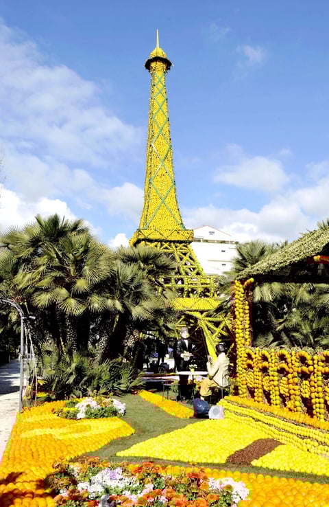 Francia realiza estructuras como la Torre Eiffel y una estación del Metro con limones y naranjas.