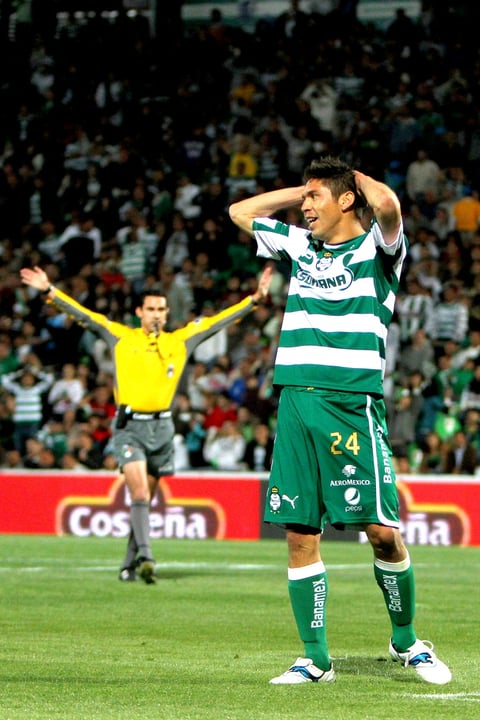 Un errático Oribe, no pudo conectar un pase filtrado, por lo que dejó escabullir una gran ocasión. El 'Cepillo' fue bien controlado por Mier, quien utilizó en varias jugadas las manos, para poder contener al lagunero.