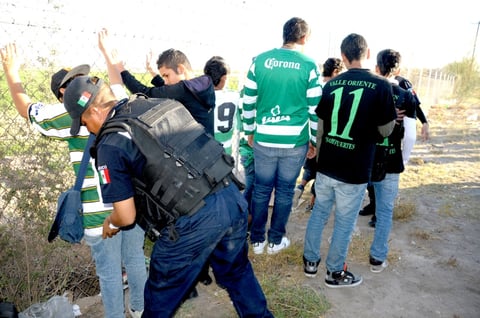 La Adicción, porra de los Rayados, estuvo presente en buen número en el Estadio Corona, ocupando en la cabecera Norte el lugar que habitualmente es sede de La Komún.