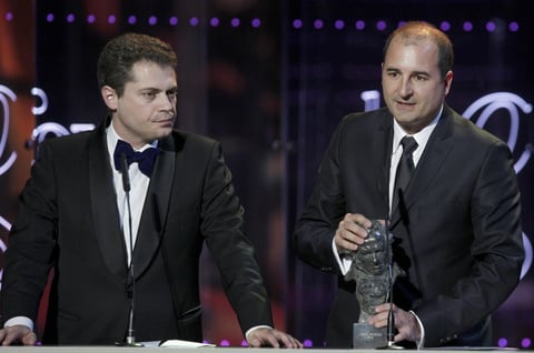 Los productores Gonzalo Salazar-Simpson y Álvaro Augustín tras recibir el Goya a la mejor película por 'No habrá paz para los malvados'.
