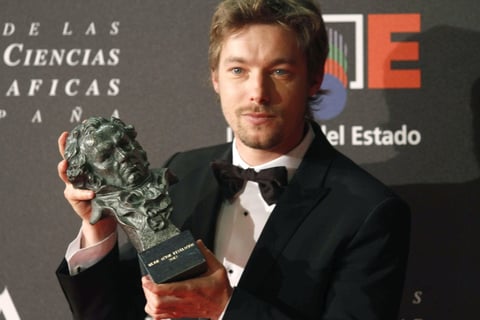 El actor Jan Cornet posa con el Goya al mejor actor revelación, por su papel en 'La piel que habito.