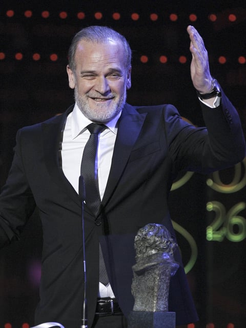 El actor Lluís Homar saluda tras recibir el Goya a la mejor interpretación masculina de reparto por su papel de androide en la futurista 'Eva', de Kike Maíllo.