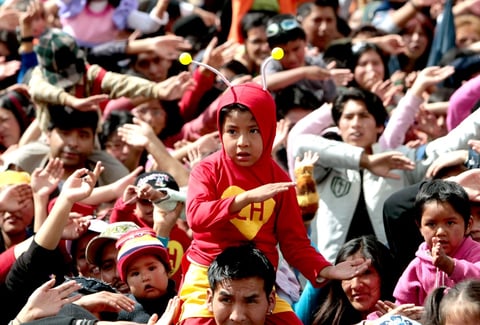 Para lograr la Mega Coreografía se requirieron de aproximadamente 15 ensayos desde las 07:00 horas, y cuatro tomas que fueron grabadas a partir de las 11:00 horas.