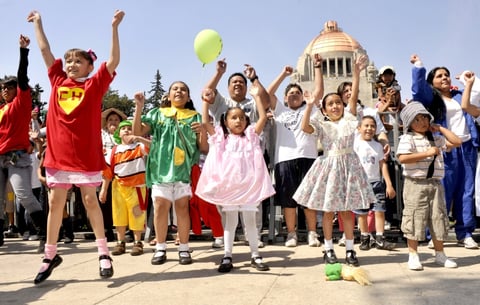 La Plaza de la República, frente al Monumento a la Revolución, y calles aledañas como José María Lafragua e Ignacio Ramírez fueron el escenario donde se llevó a cabo el baile a ritmo de quebradita del tema 'La vecindad del chavo', cuyos arreglos son del compositor Diego Ortega.