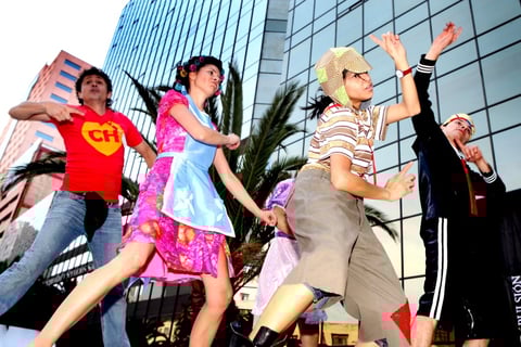 Veintidós mil personas, muchas de ellas caracterizadas como los personajes de la vecindad de El Chavo, El Chapulín Colorado, Los Caquitos y Los Loquitos, llegaron para bailar el tema La Vecindad del Chavo.