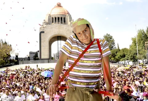 No contaban con la astucia de los fans que tiene Roberto Gómez Bolaños en México, quienes llenaron avenida de La República y la explanada del Monumento a la Revolución para ser parte de la 'Megacoreografía'.