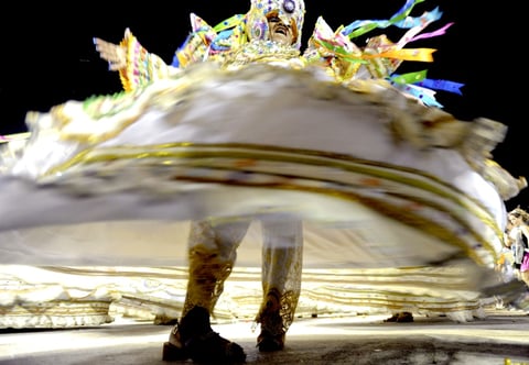 Trajes tradicionales se pueden apreciar en el desfile.