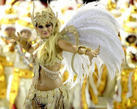 Bailarinas cautivan a los asistentes con sus movimientos y vestuarios.