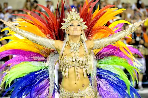 Plumas coloridas, lentejuelas y brillantes adornan a las bellas bailarinas.