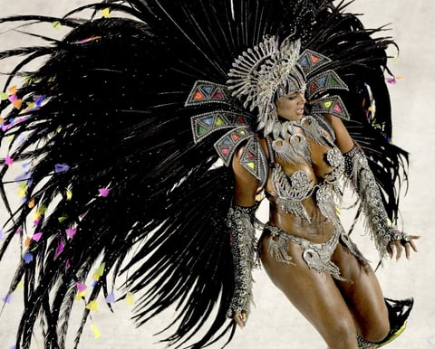Espectaculares vestuarios resaltaron en el primer desfile del carnaval.
