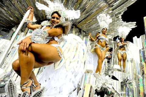 En su desfile, Portela recorrió el sambródromo Marqués de Sapucaí al ritmo de la samba 'E o povo na rua cantando. É feito uma reza, um ritual...' ('Y el pueblo en la calle cantando. Hecho una oración, un ritual...'), con el cual mostró la idiosincrasia bahiana, expresada en sus fiestas populares.