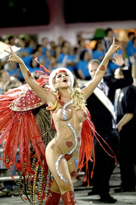 Bailarinas dejaron sorprendidos a los asistentes con sus atuendos.