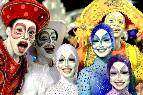 Miembros de la escuela de samba Renascer de Jacarepaguá participaron en el desfile sorprendiendo a los espectadores.