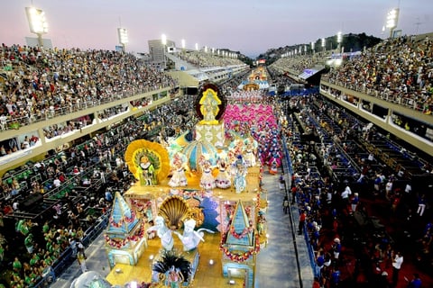 La ciudad brasileña de Río de Janeiro vivió su primera noche de carnaval luego del inicio de la celebración con la entrega de las llaves de la ciudad al llamado 'Rey Momo.