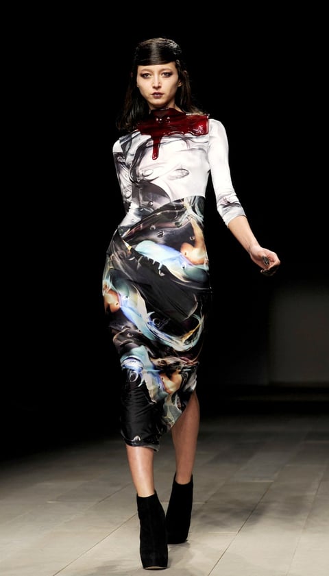 La firma Aminaka Wilmont deleitó con sus creaciones en su desfile en Londres.