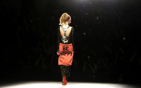 Una modelo desfila con una creación otoño-invierno 2012 de la firma Ashish durante la Semana de la Moda de Londres.