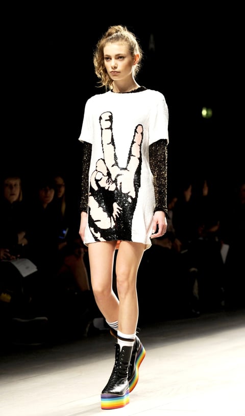 Modelos desfilaron las nuevas creaciones de la firma Ashish durante la Semana de la Moda de Londres.