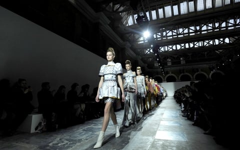 Modelos desfilaron con los diseños de Mary Katrantzou durante la Semana de la Moda de Londres.